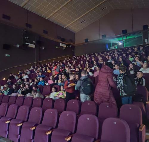 Duża grupa dzieci w kinie