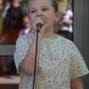 Dziewczynka śpiewa przy mikrofonie 