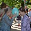 Dziewczynki tańczą z balonem