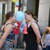 Dziewczynki tańczą z balonem w konkursie 