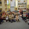 Dzieci  z książkami, które posłużą do świczeń ruchowych