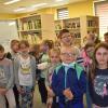 Dzieci ze SP w Brzustowcu otrzymują pamiątkowe zakładki do książek