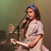 Dziewczynka śpiewa na koncercie hitów Disneya 